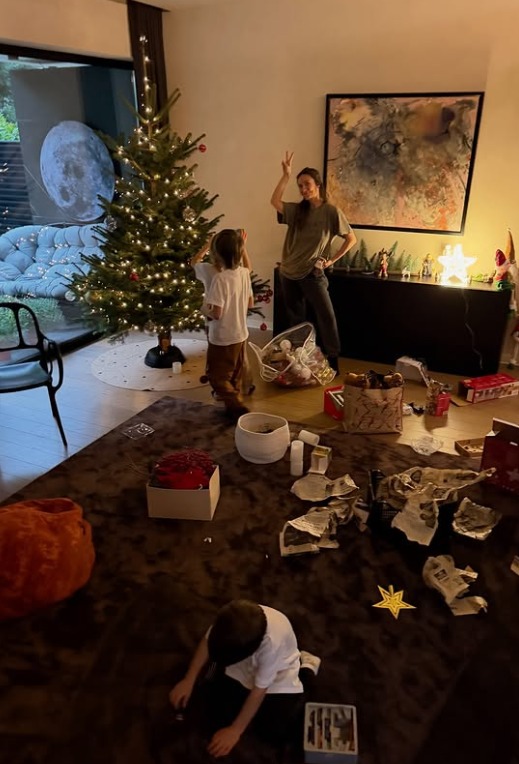 Imagini de acasă: Adela Popescu și cei trei băieți au împodobit bradul natural, mic, des și plin de culoare: „Mami, noi vrem colorat” 2