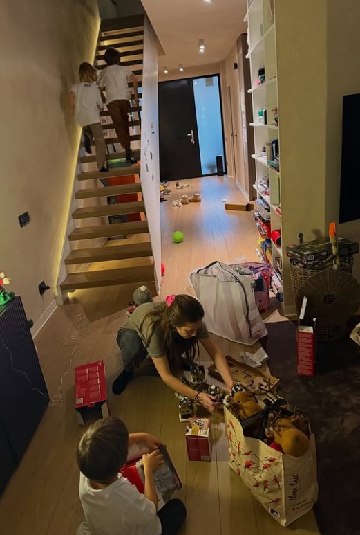 Imagini de acasă: Adela Popescu și cei trei băieți au împodobit bradul natural, mic, des și plin de culoare: „Mami, noi vrem colorat” 3