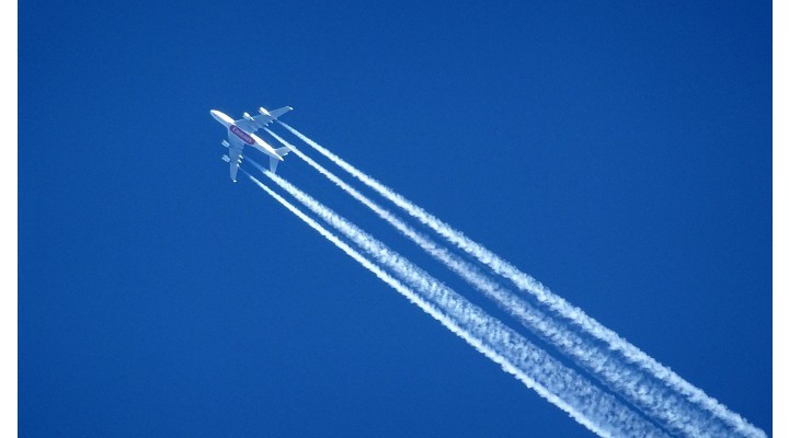 Ce sunt liniile albe de pe cer şi cine "le pulverizează"? Autoritatea Aeronautică, răspuns: „Vă mulțumim pentru atenția pe care o acordați în privința îngrijorărilor exprimate de cetățeni" 1