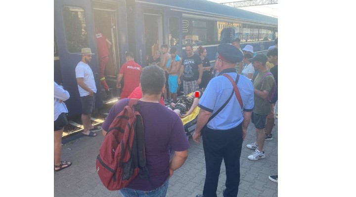 Revoltă în Gară după ce o copilă a leşinat din cauza căldurii din vagoane. Martor: Ambulanţa a luat-o cu convulsii pe targă. Afară sunt cel puțin 30 de grade, iar în tren s-a produs o saună îngrozitoare 1