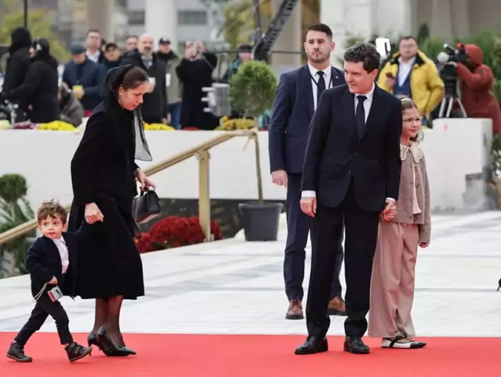 Val de critici la adresa Mirabelei Grădinaru: după Dana Budeanu, și designerul Florin Burescu o acuză de ținută nepotrivită: „Nu vii îmbrăcată ca la o înmormântare și-ți mai pui și doliu pe cap!” 1