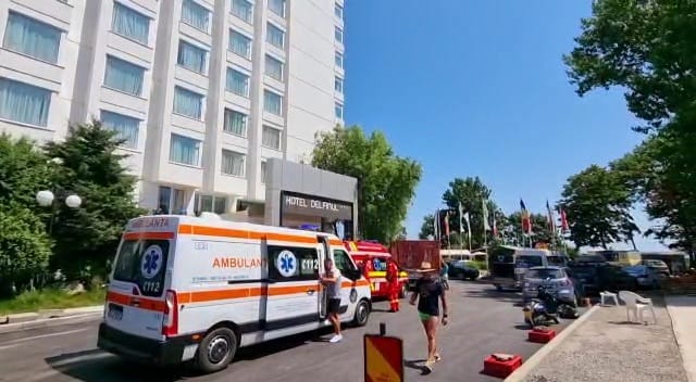 O fetiță de 2 ani a căzut de etajul 3 al unui hotel din Eforie Nord. Un turist a găsit-o pe micuță în iarbă 1