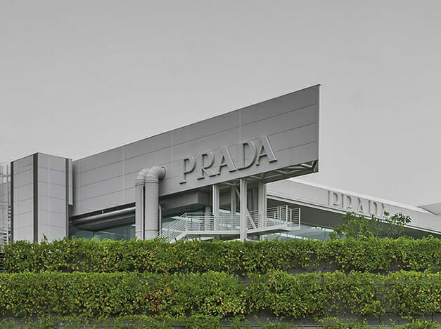 Brandul de lux Prada a cumpărat o fabrică de încălțăminte din România 1