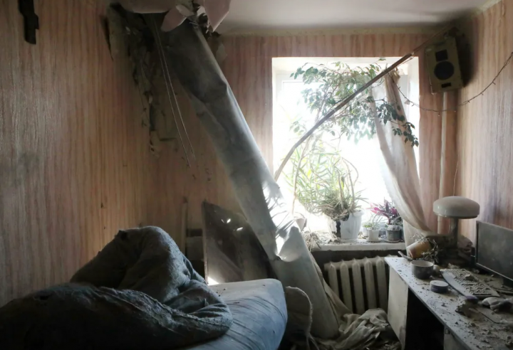 (Foto) O rachetă rusească a aterizat în dormitorul unui ucrainean din Harkov 1