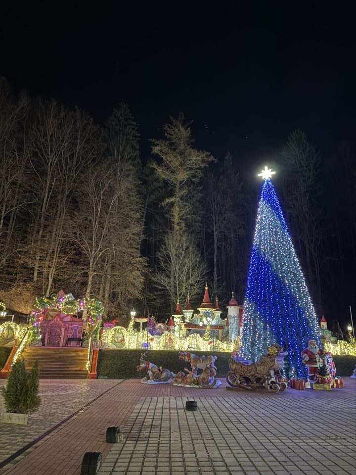 (Video) Se deschide cel mai mare parc de Crăciun din Transilvania. Zeci de mii de luminițe, personaje de poveste, spectacole, ateliere creative și delicii culinare de sezon. 1
