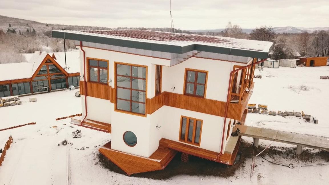 (Foto/Video) Noua atracţie din România: Casa Răsturnată. "Trebuie să cobori în mansardă şi să urci în beci" 1