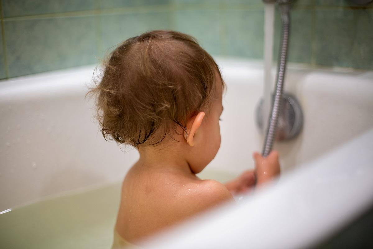 O fetiţă de aproape 2 ani s-a înecat în cadă, în timp ce mama plecase după prosop: "Nu mai respira. Avea pielea rozalie”. Tragedia în Marea Britanie 1