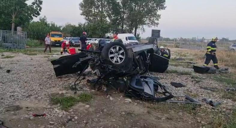 (Foto) „A rupt și gardu', tot, i-a sărit motorul!". Șofer mort după ce a zburat cu BMW-ul peste sensul giratoriu 2