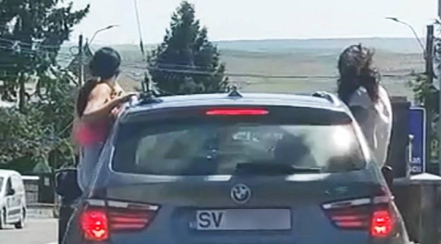 (Video) Tinere ieșite pe geamurile unui BMW în mers, cocoțate pe portiere. 435 lei amendă 1
