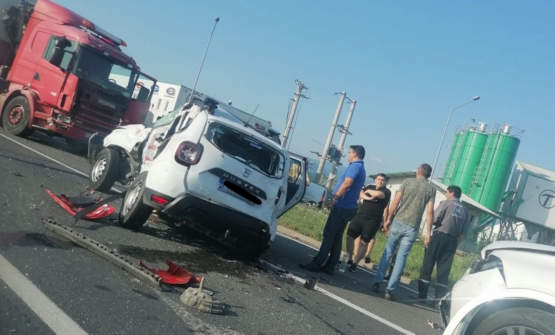 (Foto/Video) Accident violent. Două femei și doi bărbați au murit pe loc. Un TIR a spulberat un SUV în intersecţia cu DN 7H 3