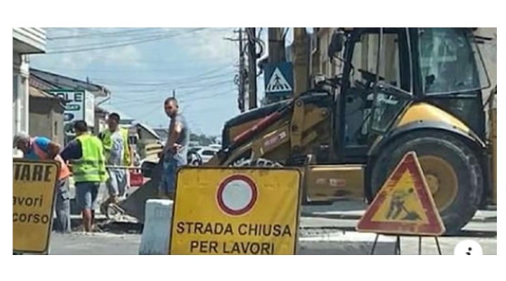 (Video) ''Strada chiusa per lavori.'' Lucrările la o stradă din România au fost semnalizate cu panouri în limba italiană 1