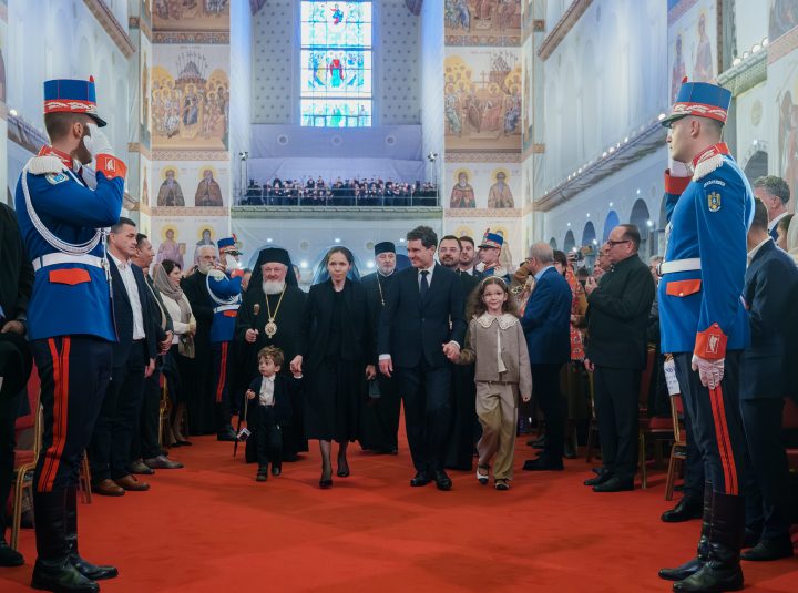 Cum o ceartă Dana Budeanu pe Mirabela Grădinaru, partenera președintelui Nicușor Dan, pentru ținuta aleasă la sfințirea Catedralei Mântuirii Neamului. ”Negru pe cap se pune la înmormântări!” 1