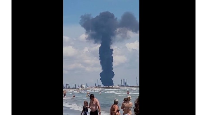 (Foto/Video) Explozie uriașă la Rafinăria Petromidia. Nor toxic de fum pe litoral 1