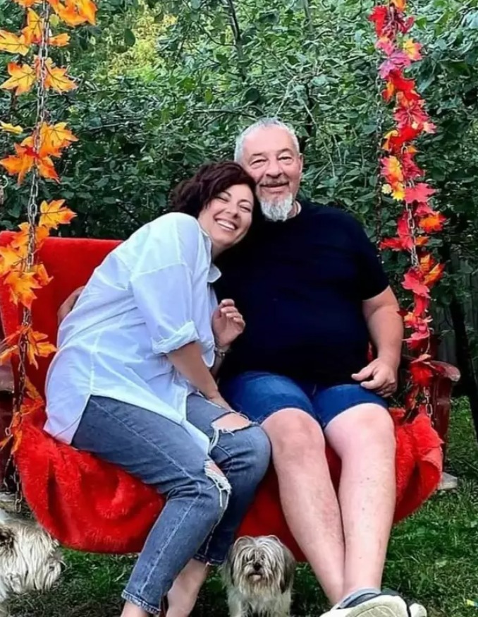 Mutată la țară, soția lui Bodo luptă cu telefoanele, alcoolul și abandonul prin joacă și educație: „Copiii sunt turbați de telefoane. Mă ocup de 30 de copilași ai căror părinți, majoritatea dintre ei, sunt plecați în alte țări” 1