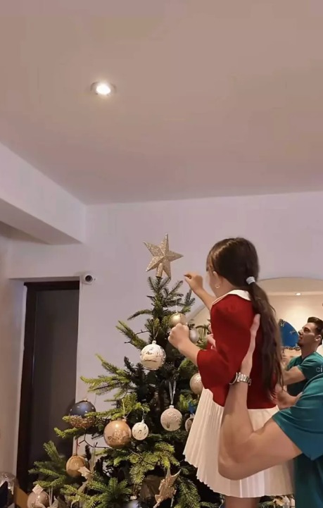 (Video) Andreea Bălan a împodobit bradul. Ella, Clara și Victor Cornea, echipă completă la bradul de Crăciun 2