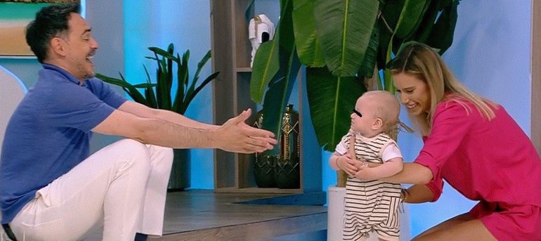 Reacția lui Dani Oțil când fiul său a apărut în emisiune, cu Gabriela Prisăcariu. Prima apariție la TV a lui Tiago 2