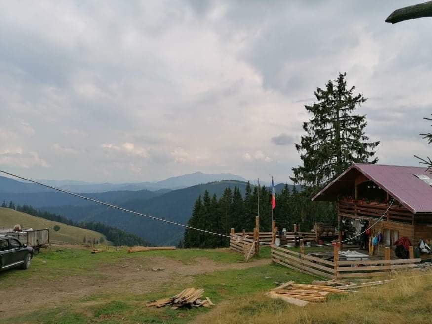 (Foto) Locul care te invită să uiți de toate grijile: Stâna Bușmeiul Mic, de pe Valea Muntelui 1