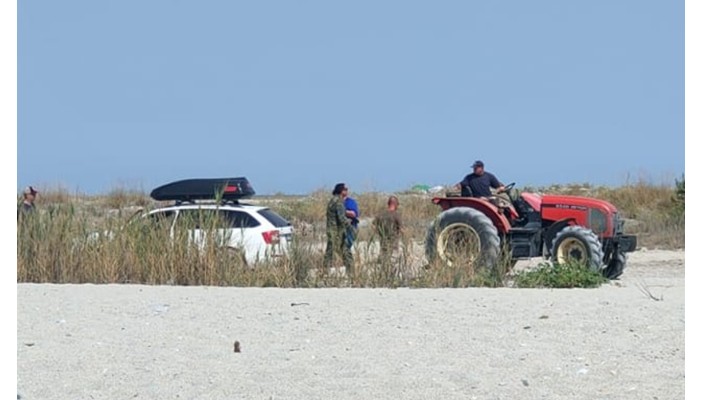 (Video) Un român a intrat cu mașina pe o plajă din Grecia. I-au luat-o cu tractorul 1