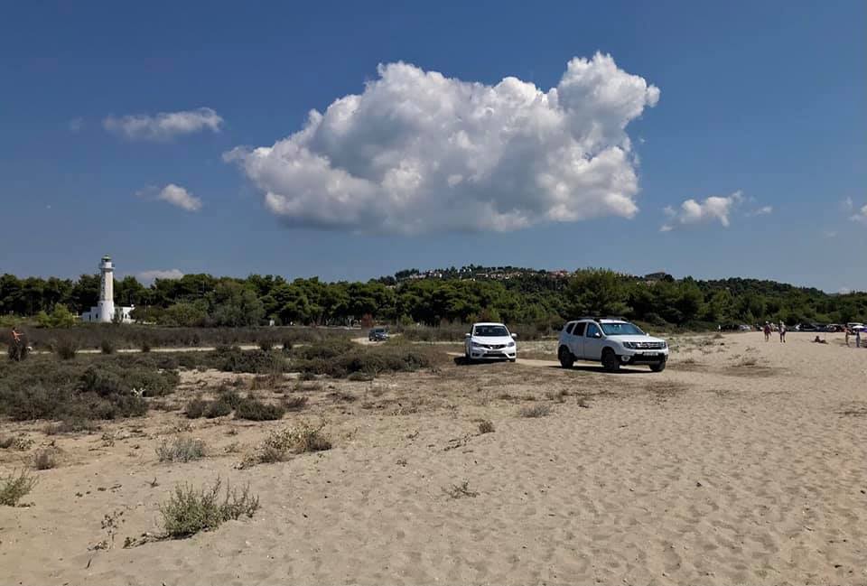 (Video) Un român a intrat cu mașina pe o plajă din Grecia. I-au luat-o cu tractorul 2