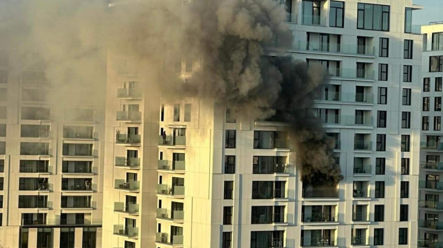 (Video) Un alt bloc a luat foc. „Sunt degajări mari de fum”. Șase persoane au fost transportate la spital cu arsuri sau intoxicate cu fum 1