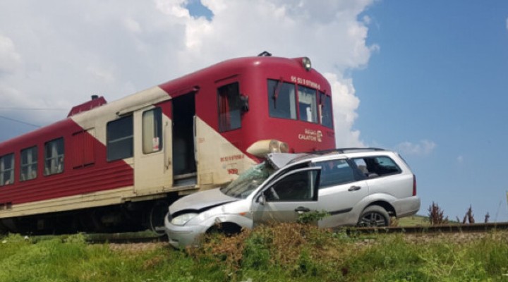 Șoferul a sărit, nevasta a rămas pe loc în mașina lovită de tren 1