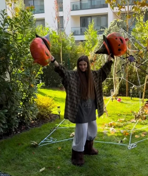 (Foto) Cum întâmpină vedetele Haloween-ul. Sânziana Buruiană, Theo Rose și Mădălin Ionescu: „Să ne relaxăm puțin. E doar copilărie” 1