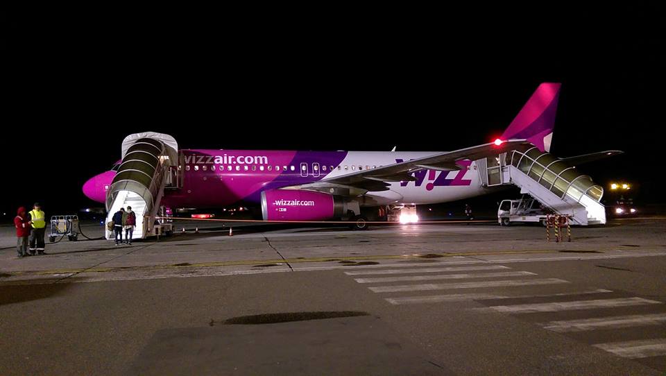 (Video) Aurel: „De 25 de minute cursa Wizz Air de Eindhoven se învârte deasupra Iașului”. Imagini din interior 1