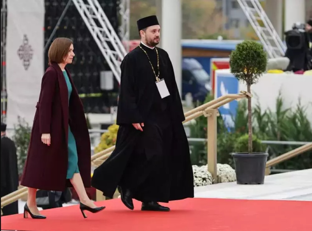 Cum o ceartă Dana Budeanu pe Mirabela Grădinaru, partenera președintelui Nicușor Dan, pentru ținuta aleasă la sfințirea Catedralei Mântuirii Neamului. ”Negru pe cap se pune la înmormântări!” 3