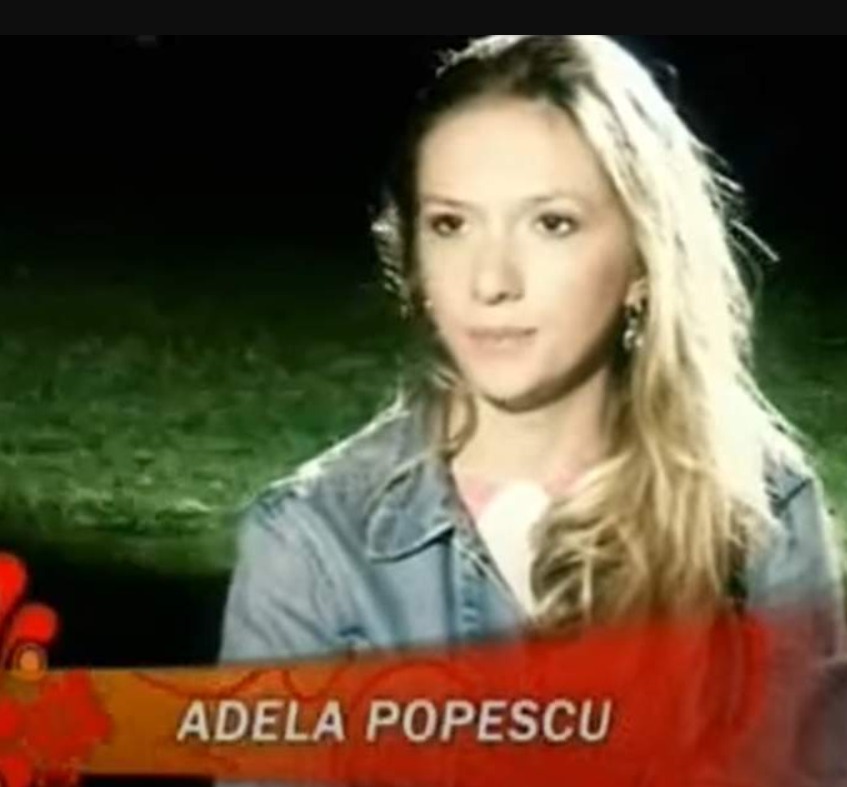 Cum a reușit Adela Popescu să ajungă vedetă, deși nu avea „cel mai mare talent”. „Am găsit câteva personalități ale muzicii când eram eu micuță, am aflat unde stau, au fost luni întregi în care în fiecare dimineață eram la ușa lor și le spuneam: nu vă supărați, nu vreți să vă cânt o melodie?” 2