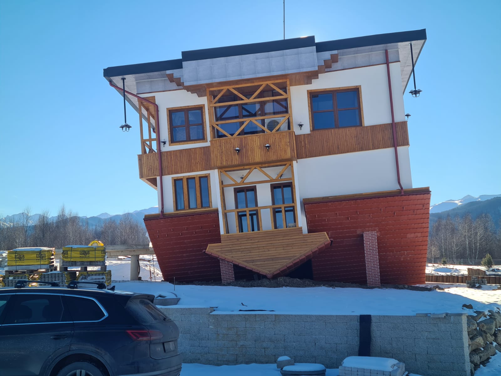 (Foto/Video) Noua atracţie din România: Casa Răsturnată. "Trebuie să cobori în mansardă şi să urci în beci" 3