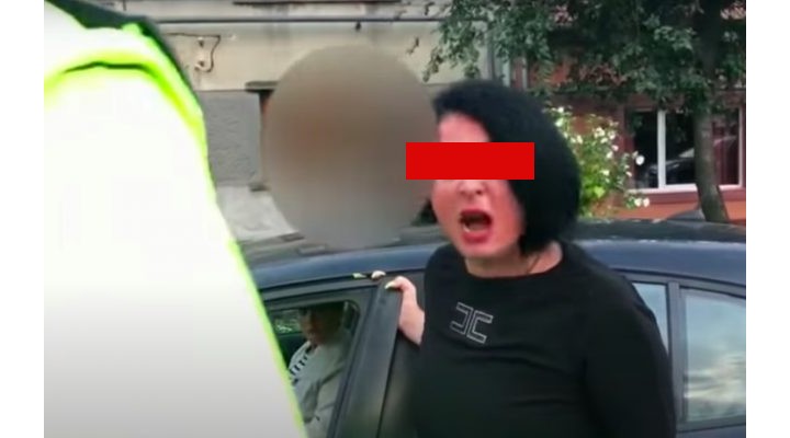 (Video) Șoferiță ruptă de beată, la volan: „Băi tâmpitule, eu nu sunt beată, cum să dau peste cineva” 1