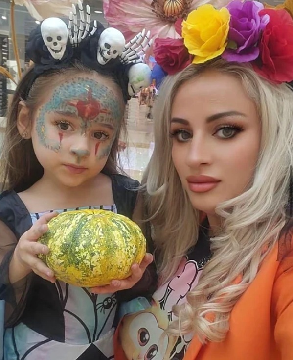 (Foto) Cum întâmpină vedetele Haloween-ul. Sânziana Buruiană, Theo Rose și Mădălin Ionescu: „Să ne relaxăm puțin. E doar copilărie” 3